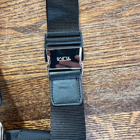 Tumi messina arrive utility pouch (cross body) - Picture 6 of 12